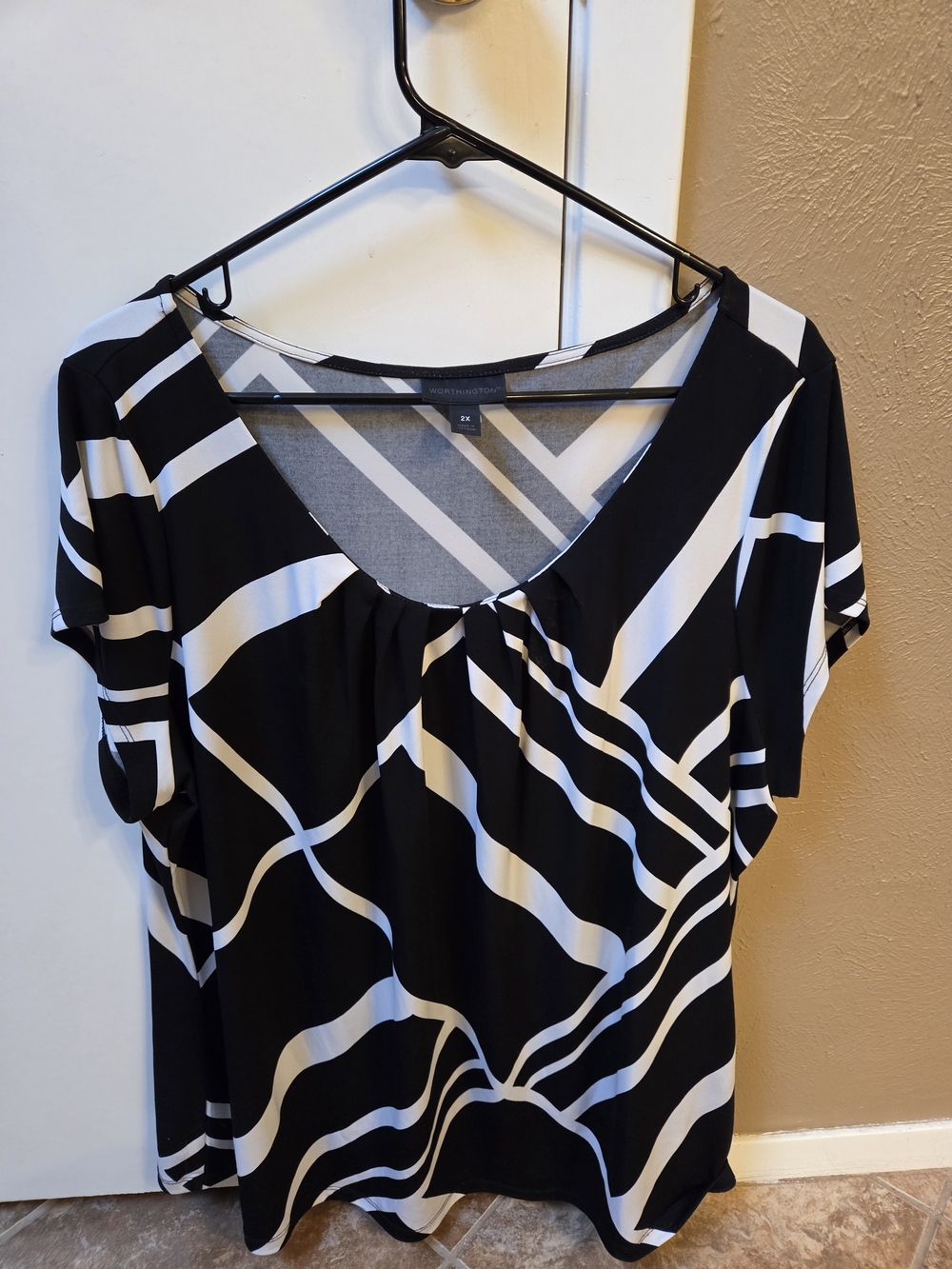Worthington Black and White Short Sleeve V-Neck Tee